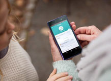 Mor og datter med Vipps på mobilen.